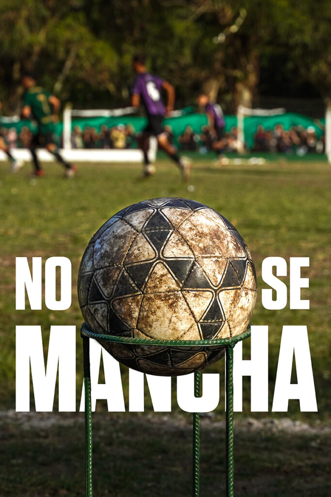 Seccion Deportes fotografia de una pelota de futbol con una leyenda que dice "no se mancha" haciendo alucion a la frase de Digo Maradona y mostrando una pelota que en efecto esta manchada pero se mantiene limpia a la vez.